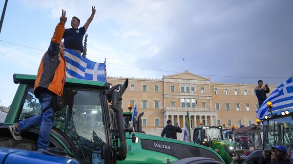 Протестующие греческие фермеры возле здания парламента в Афинах
