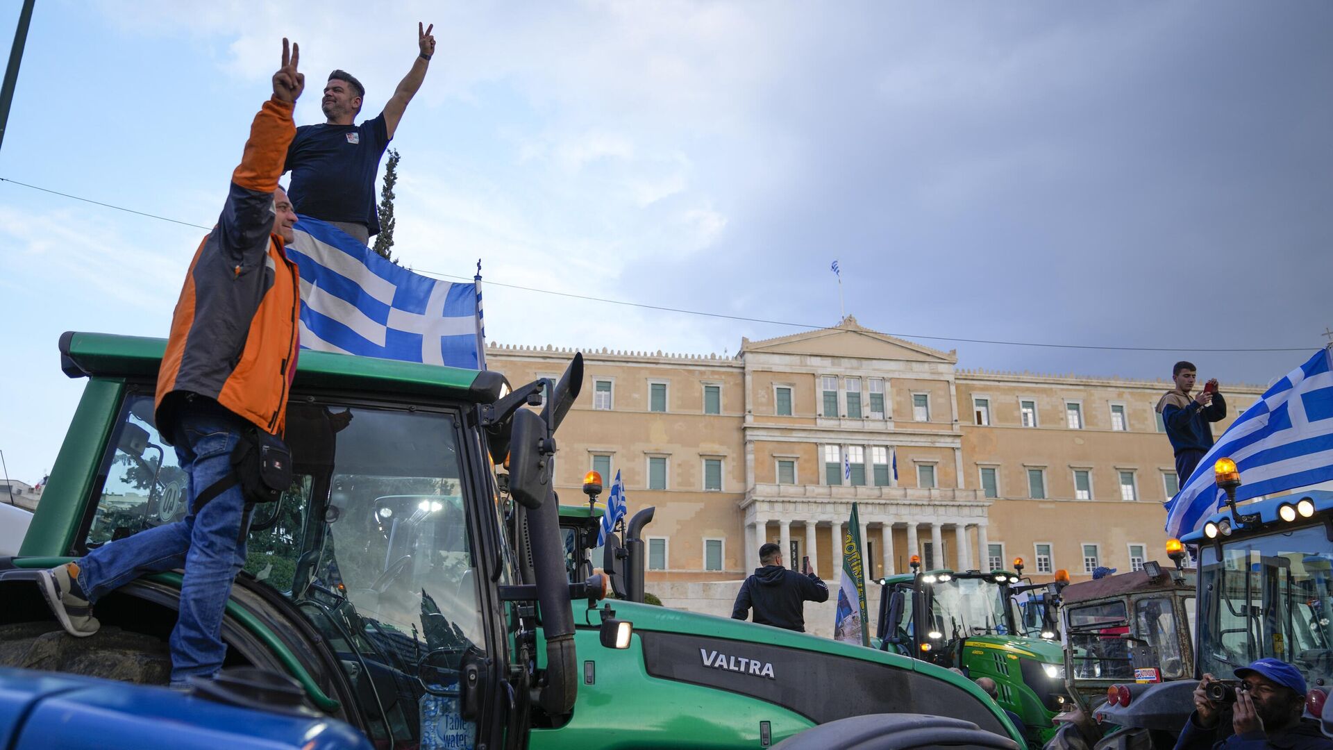 Протестующие греческие фермеры возле здания парламента в Афинах - РИА Новости, 1920, 21.02.2024
