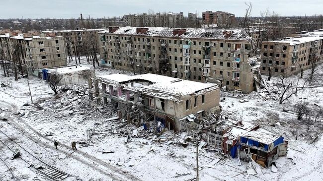 Разрушенные жилые дома на одной из улиц в Авдеевке