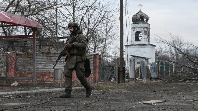 Военнослужащий Центрального военного округа на территории освобожденной Авдеевки