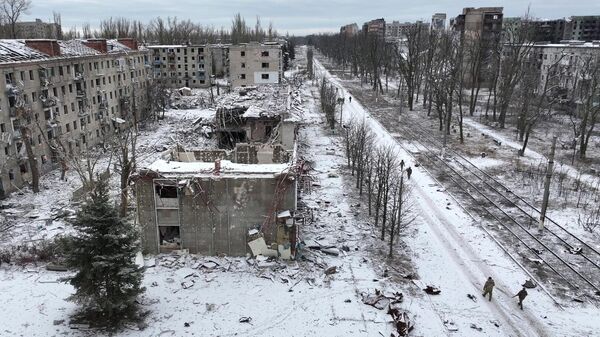 Разрушенные жилые дома на одной из улиц в Авдеевке. Стоп-кадр видео. Архив