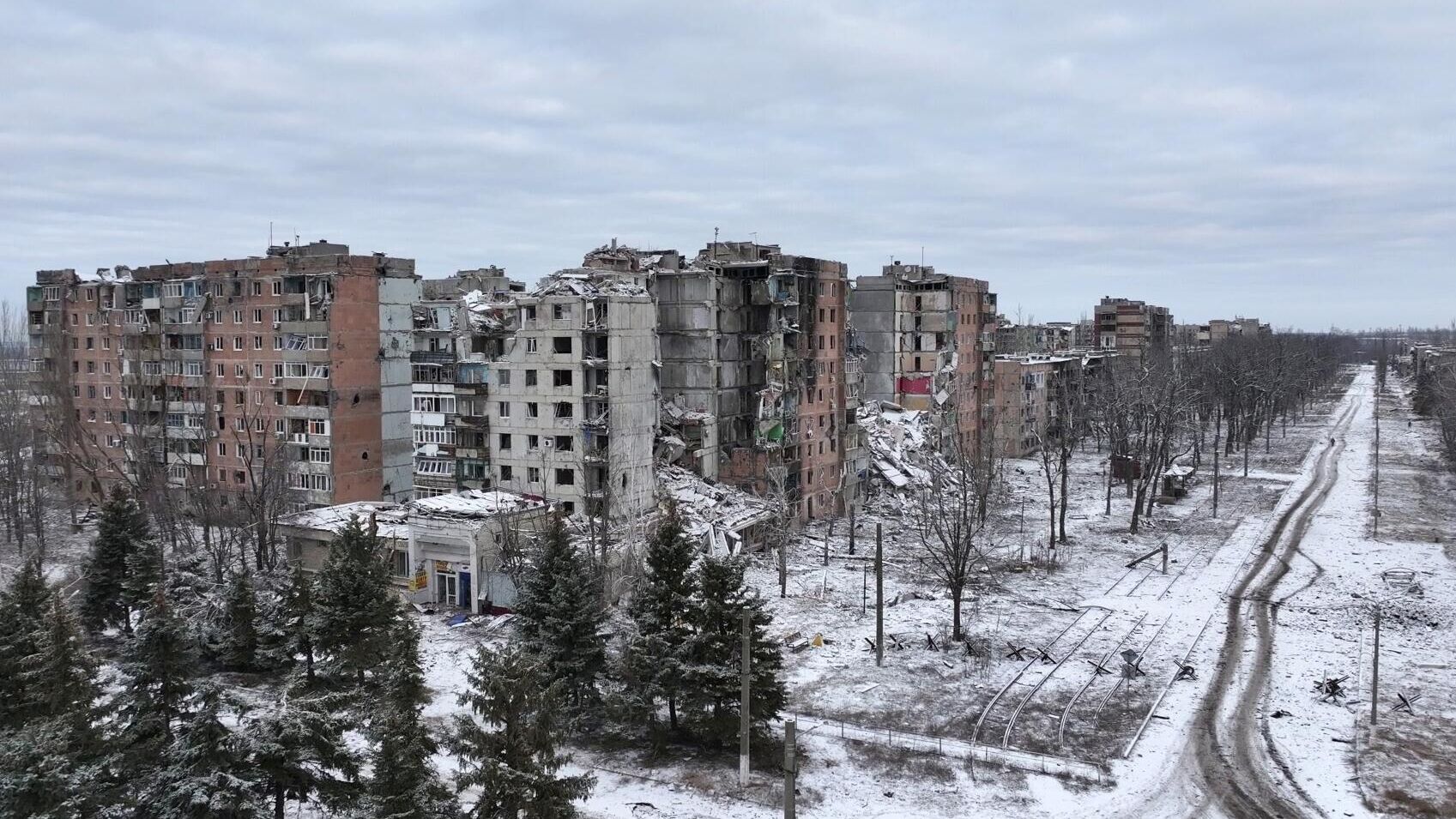 Разрушенные жилые дома на одной из улиц в Авдеевке. Стоп-кадр видео. Архив. - РИА Новости, 1920, 20.02.2024