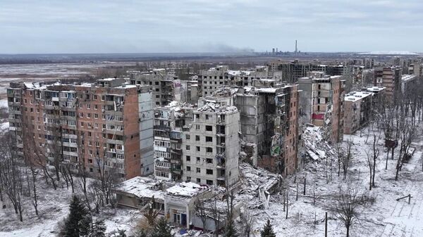 Разрушенные жилые дома на одной из улиц в Авдеевке. Стоп-кадр видео