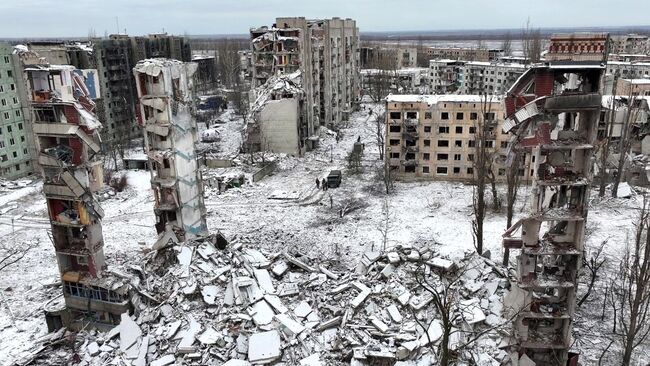 Разрушенные жилые дома на одной из улиц в Авдеевке. Стоп-кадр видео