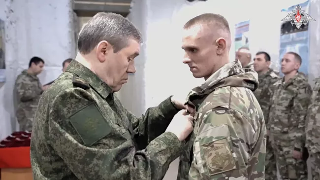 Начальник Генерального штаба ВС генерал армии Валерий Герасимов вручает в зоне СВО государственные награды военнослужащим, отличившимся при освобождении Авдеевки. Кадр видео