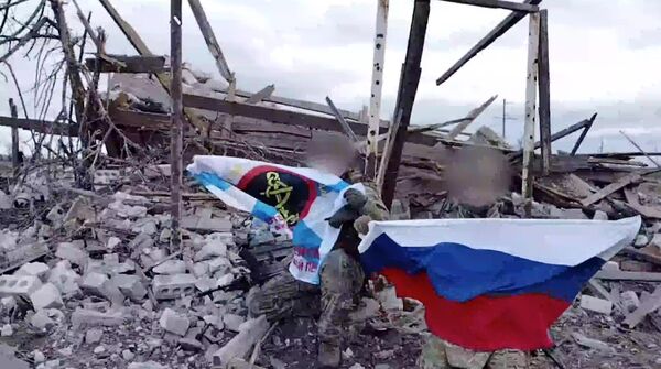Морские пехотинцы гвардейской 810-й бригады разворачивают флаг России в селе Крынки