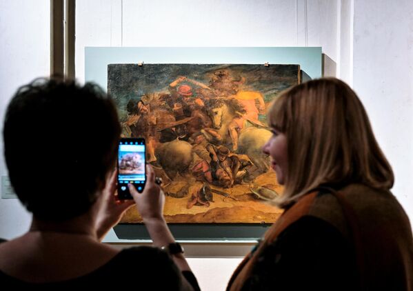 Посетители на открытии выставки Новые загадки картин Леонардо да Винчи в Государственном Эрмитаже