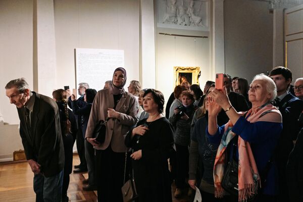 Посетители на открытии выставки Новые загадки картин Леонардо да Винчи в Государственном Эрмитаже