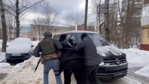 Кадр оперативного видео задержания сотрудниками ФСБ России мужчины, готовившего теракт в отношении сотрудника правоохранительных органов в Лобне