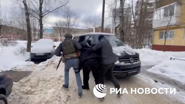 Кадр оперативного видео задержания сотрудниками ФСБ России мужчины, готовившего теракт в отношении сотрудника правоохранительных органов в Лобне