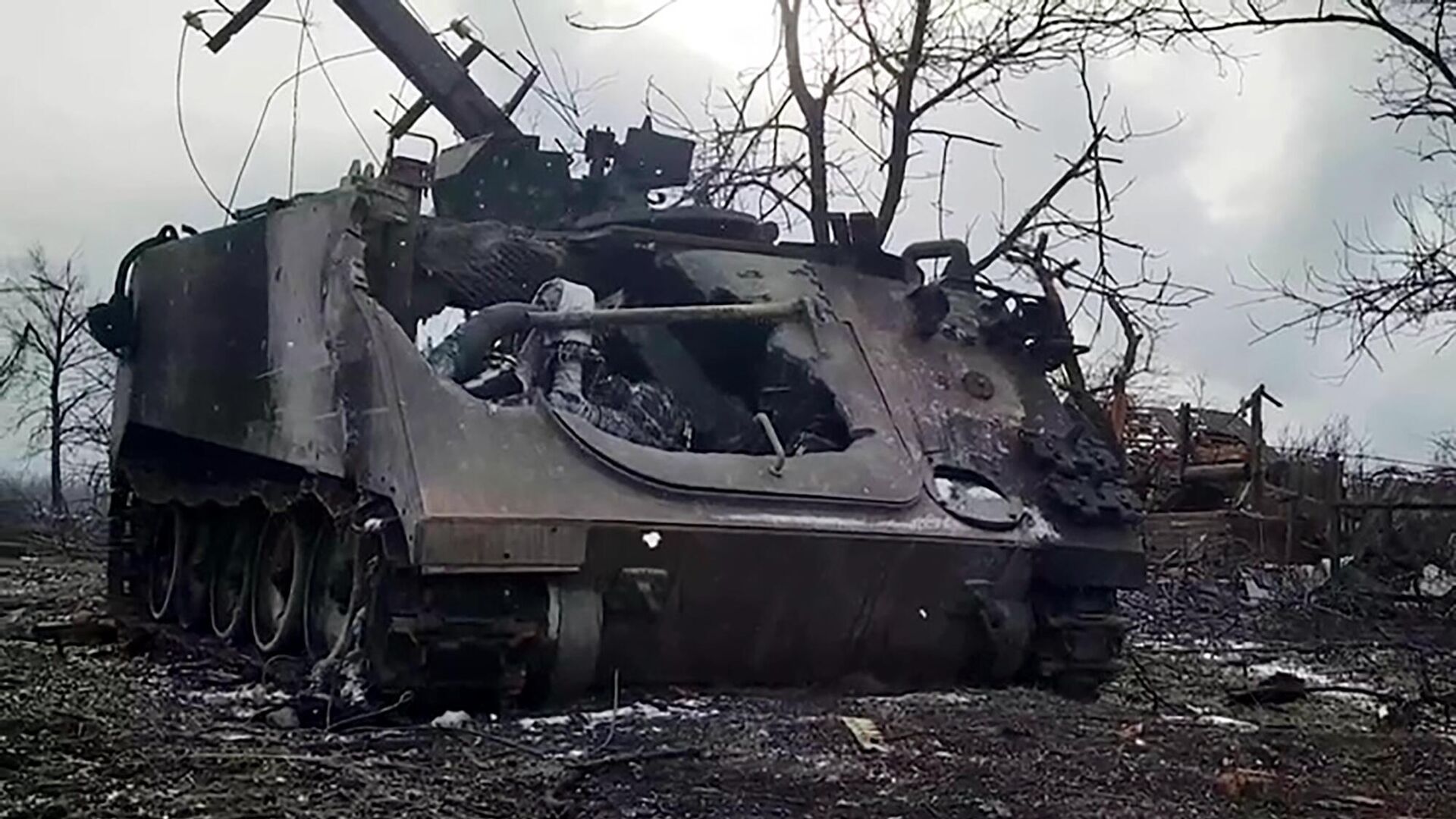 Американский бронетранспортер М113, брошенный украинскими военными в Авдеевке. Архивное фото1