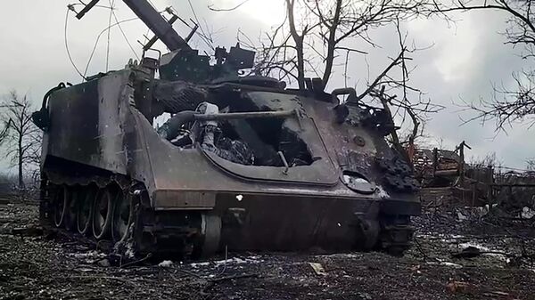 Американский бронетранспортер М113, брошенный украинскими военными в Авдеевке