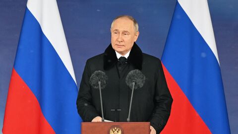Президент РФ Владимир Путин выступает на церемонии вручения государственных наград военным частям ВКС РФ на аэродроме Чкаловский