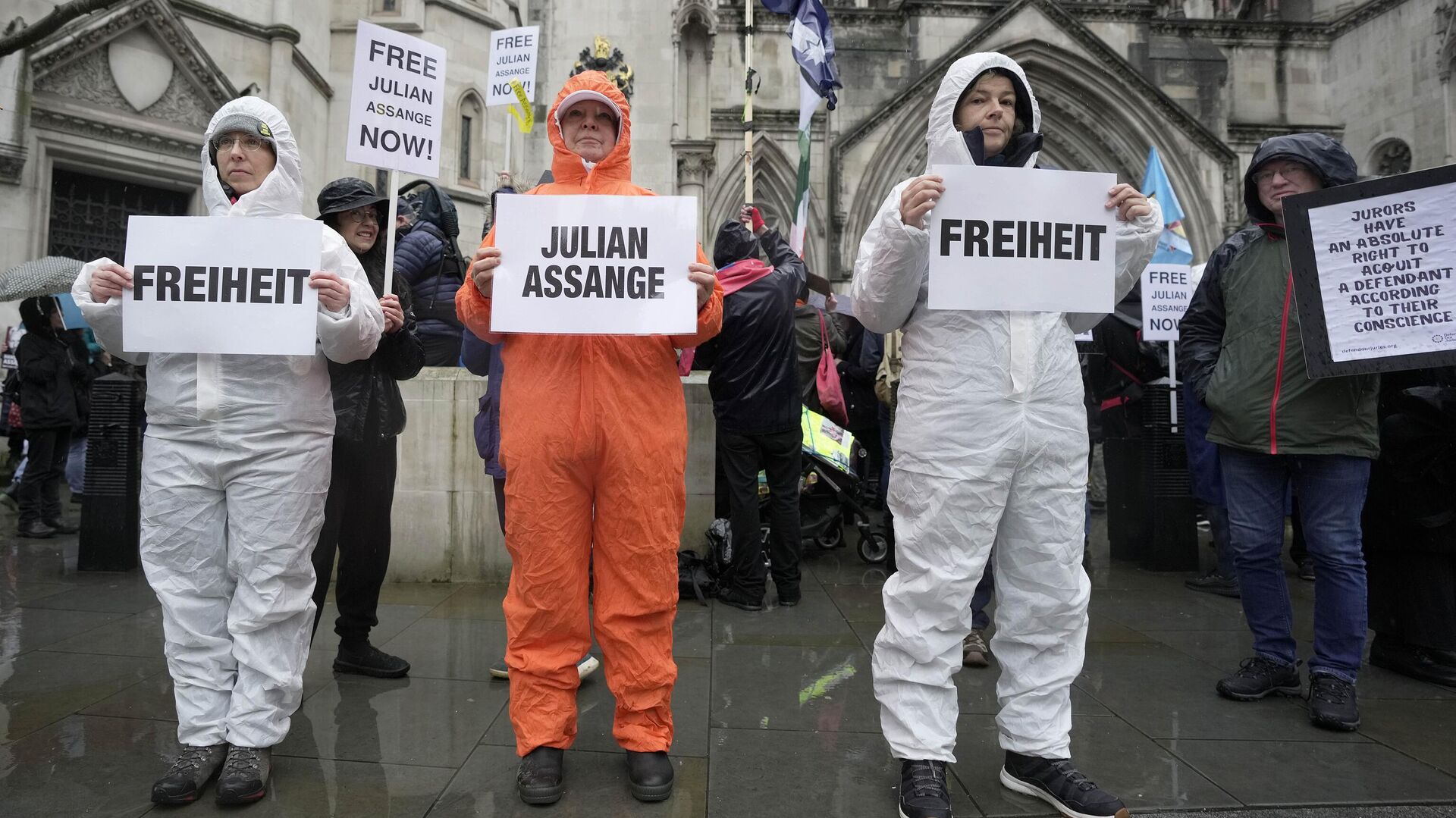 Акция в поддержку основателя WikiLeaks Джулиана Ассанжа перед зданием Высокого суда в Лондоне - РИА Новости, 1920, 21.02.2024