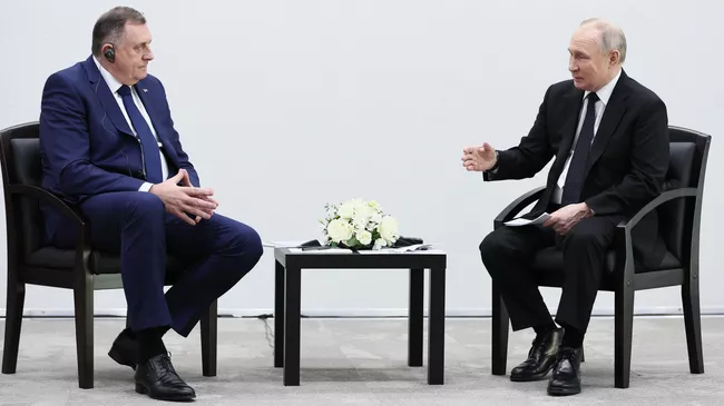 Президент РФ Владимир Путин и президент Республики Сербской Милорад Додик во время встречи в Казани