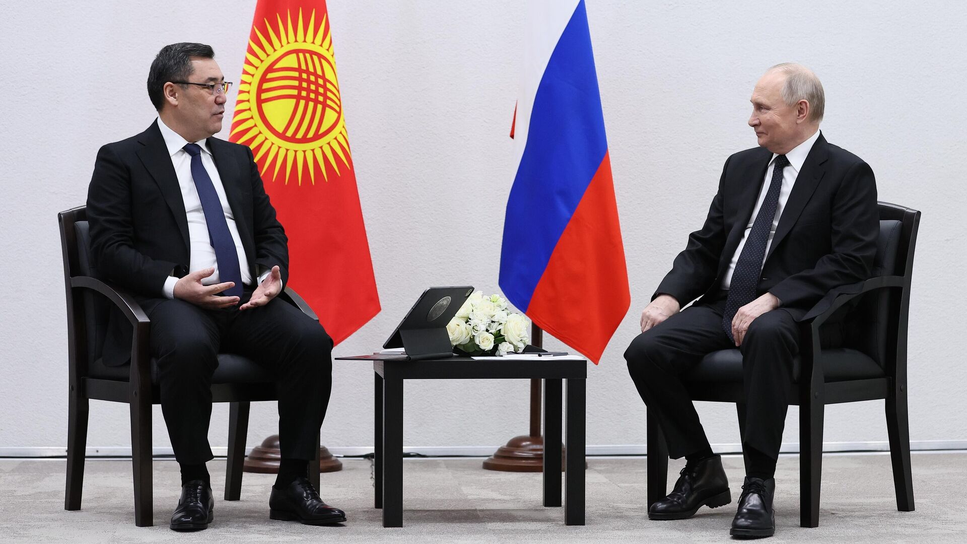 Президент РФ Владимир Путин и президент Киргизии Садыр Жапаров во время встречи в Казани Президент РФ Владимир Путин и президент Киргизии Садыр Жапаров во время встречи в Казани - РИА Новости, 1920, 09.05.2025