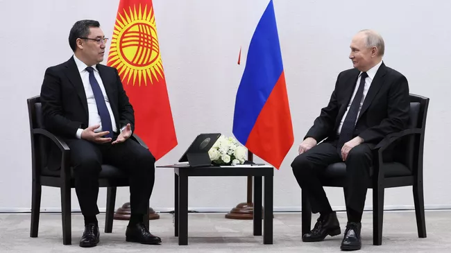 Президент РФ Владимир Путин и президент Киргизии Садыр Жапаров во время встречи в Казани
