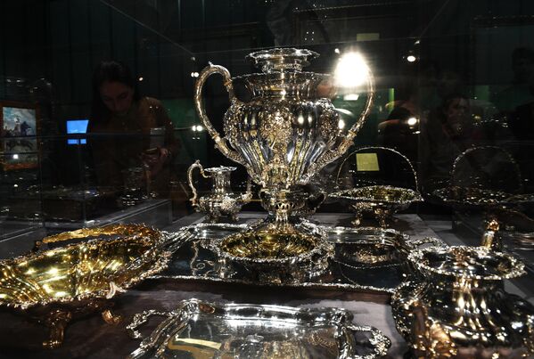 Чайно-кофейный сервиз на выставке Сокровища полковых музеев в Государственном историческом музее в Москве