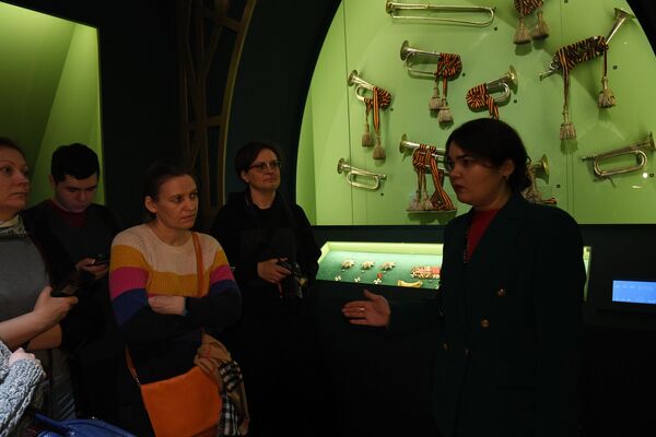 Посетители знакомятся с экспозицией на открытии выставки Сокровища полковых музеев в Государственном историческом музее в Москве