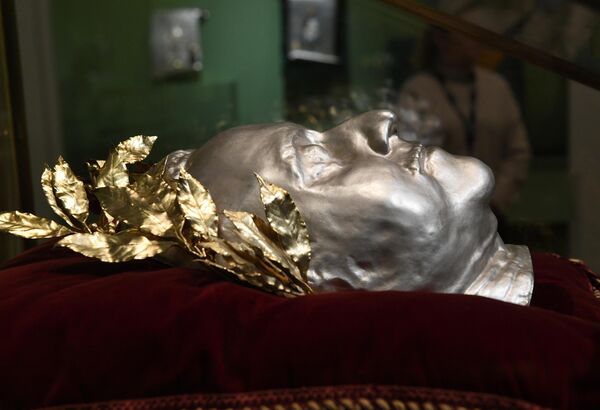 Посмертная маска императора Петра I на выставке Сокровища полковых музеев в Государственном историческом музее в Москве.