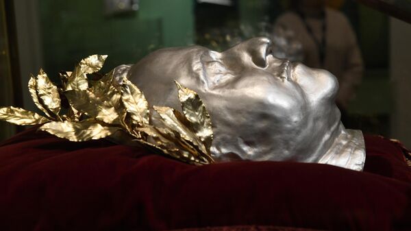 Посмертная маска императора Петра I на выставке Сокровища полковых музеев в Государственном историческом музее в Москве