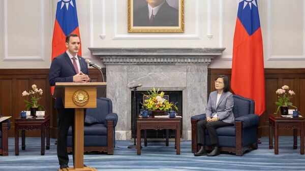 Конгрессмен Майк Галлахер общается с президентом Тайваня Цай Инвэнь в Тайпее. 22 февраля 2024