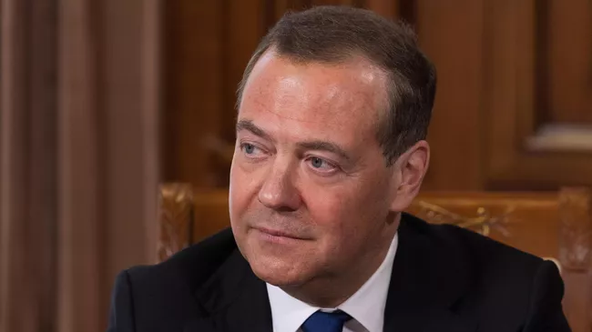 Заместитель председателя Совета безопасности РФ Дмитрий Медведев во время интервью российским СМИ