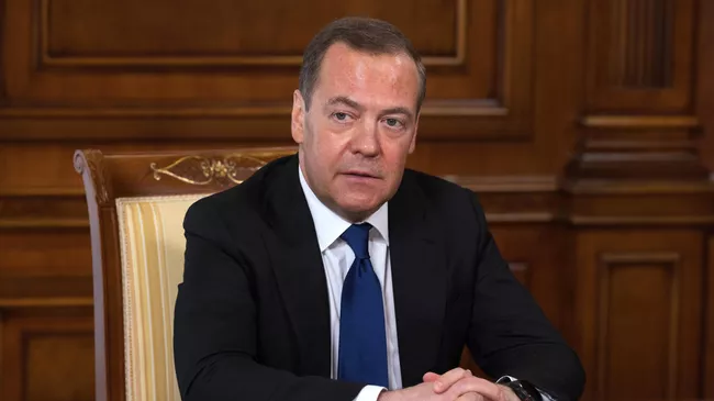 Заместитель председателя Совета безопасности РФ Дмитрий Медведев во время интервью российским СМИ
