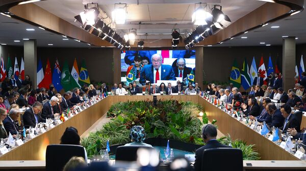 Министр иностранных дел Бразилии Мауро Виейра выступает на пленарном заседании СМИД Группы двадцати в Рио-де-Жанейро. 21 февраля 2024
