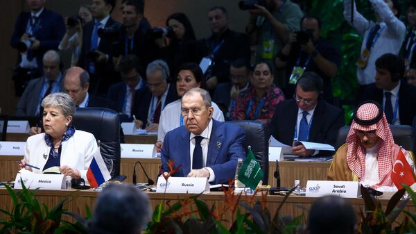 Министр иностранных дел РФ Сергей Лавров (в центре) на пленарном заседании СМИД Группы двадцати в Рио-де-Жанейро