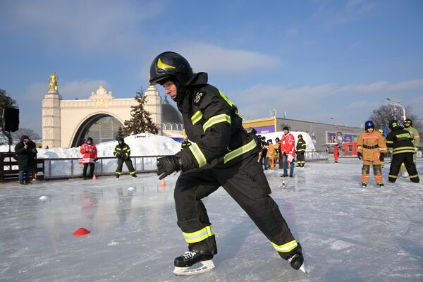 Пожарно-спасательский праздник на коньках Мама, папа, я - пожарная семья
