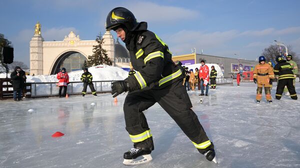 Пожарно-спасательский праздник на коньках Мама, папа, я - пожарная семья