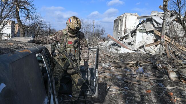 Боец 55-й мотострелковой бригады Центрального военного округа на зачистке Авдеевки Донецкой народной республики