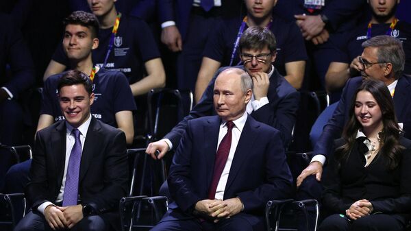 Владимир Путин, Никита Нагорный (слева) и Камила Валиева
