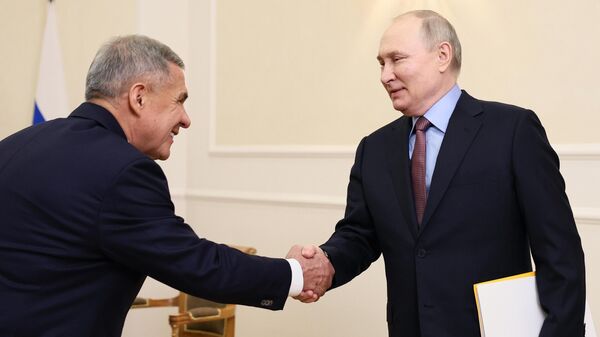 Владимир Путин и Рустам Минниханов (слева)