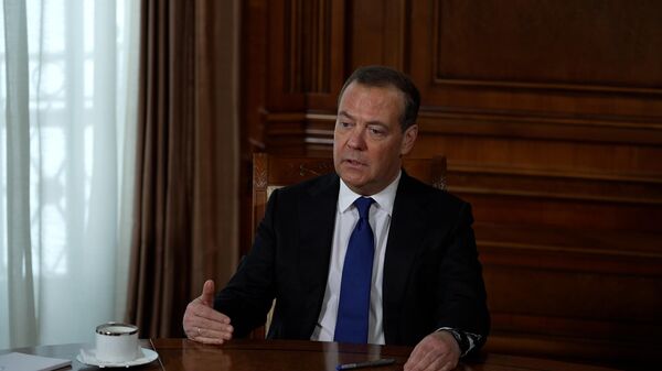Медведев: Нельзя желать поражения своему Отечеству и смерти бойцам своей страны