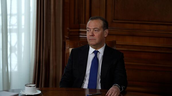 Медведев: России не нужно обособляться от внешнего интернета