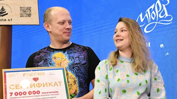 Награждение 7-миллионного посетителя выставки - Алексея Максимова из города Волжский Волгоградской области
