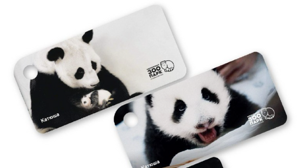 Тематические брелоки Тройка с изображением панды Катюши из Московского зоопарка, выпущенные Московским метрополитеном