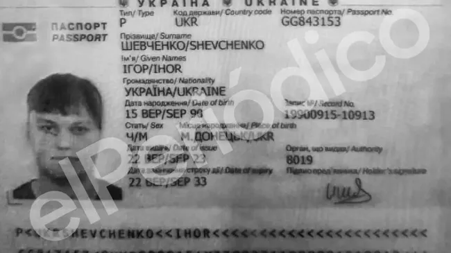 Паспорт летчика Максима Кузьминова на имя Игоря Шевченко