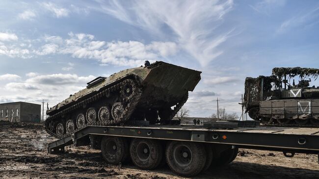 Погрузка БМП-1 после ремонта, произведенного подразделением группировки войск Восток. 21 февраля 2024