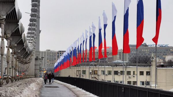 Украшенный триколорами Крымский мост в центре Москвы ко Дню Защитника Отечества