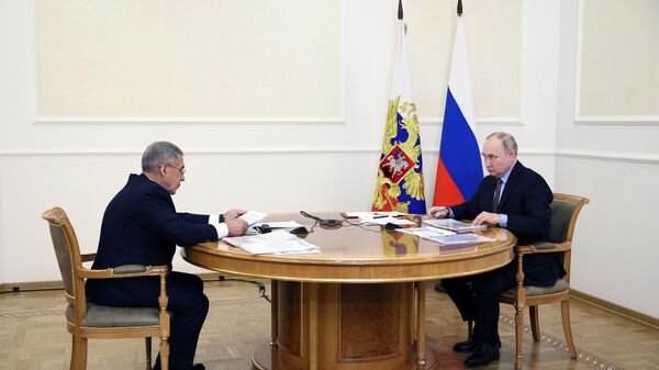 Президент РФ Владимир Путин и глава Республики Татарстан Рустам Минниханов во время встречи