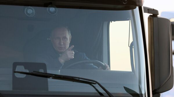 Путин пошутил, что его не угостили в кафе на трассе М-12 под Казанью