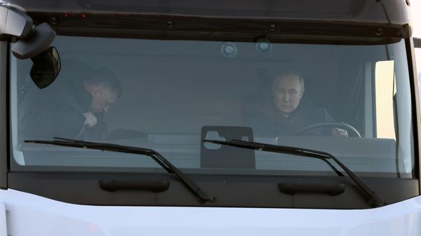 Президент РФ Владимир Путин управляет автомобилем КамАЗ во время поездки по автомобильной дороге М-12 Восток