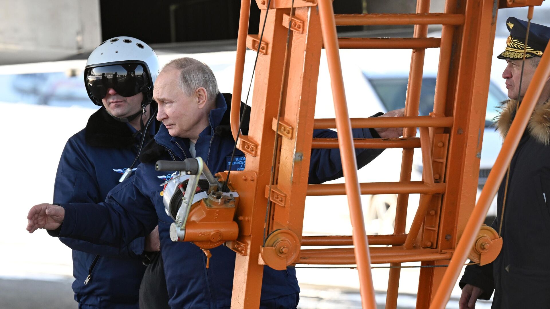 Президент РФ Владимир Путин перед полетом на модернизированном стратегическом ракетоносце Ту-160М - РИА Новости, 1920, 22.02.2024