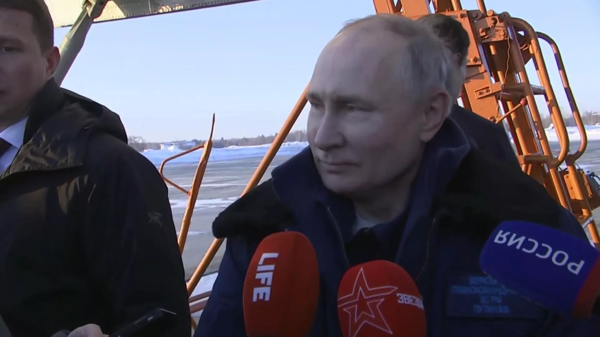 Кремль опубликовал кадры полета Путина на Ту-160М