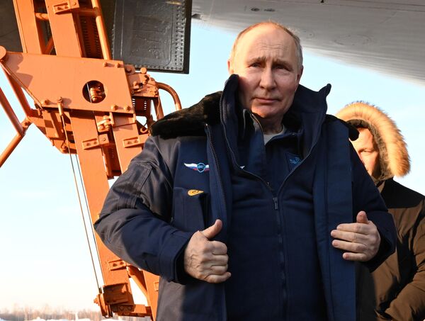 Президент РФ Владимир Путин отвечает на вопросы журналистов после полета на модернизированном стратегическом ракетоносце Ту-160М