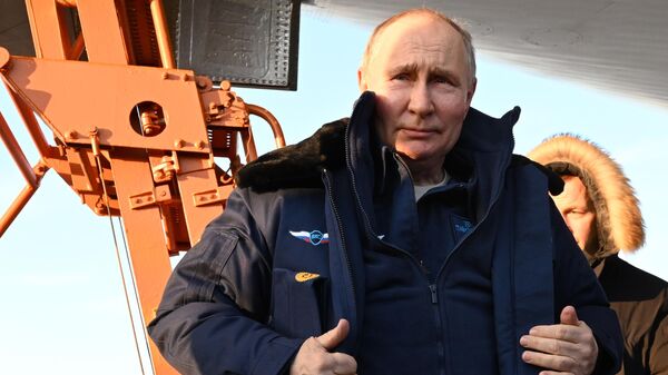 Президент РФ Владимир Путин отвечает на вопросы журналистов после полета на модернизированном стратегическом ракетоносце Ту-160М