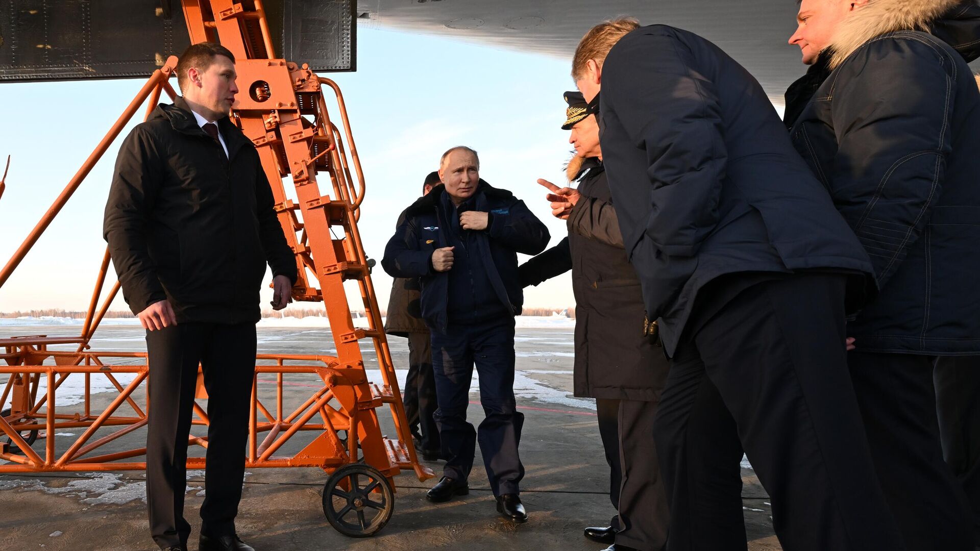 Президент РФ Владимир Путин после полета на модернизированном стратегическом ракетоносце Ту-160М. 22 февраля 2024 - РИА Новости, 1920, 22.02.2024